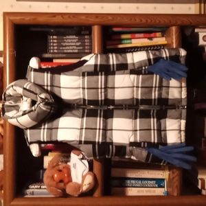 Hi, I am Happy to tell 😊 About this Black and White Vest from Old Navy Size S